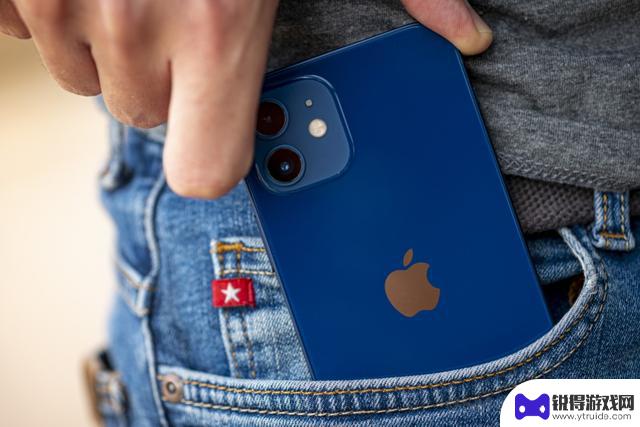 iPhone 12 将迎来定制 iOS 更新，苹果再度妥协