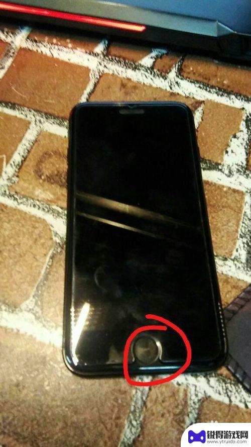 苹果手机总是黑屏是怎么回事 苹果手机开着却无法显示屏幕怎么处理