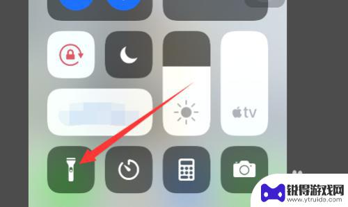 苹果手机突然手电筒不亮了怎么办 苹果手机手电筒灯泡坏了怎么更换