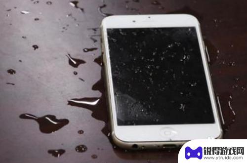 手机掉水里充不进去电怎么办 手机进水干后充电问题