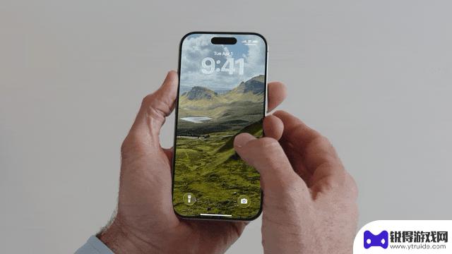 iOS 26“丑”称霸热搜榜首！苹果发布史诗级更新，揭秘“液态玻璃”设计