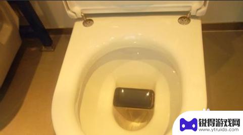 手机掉进茅厕怎么捞出来 怎样处理掉进厕所的手机最好