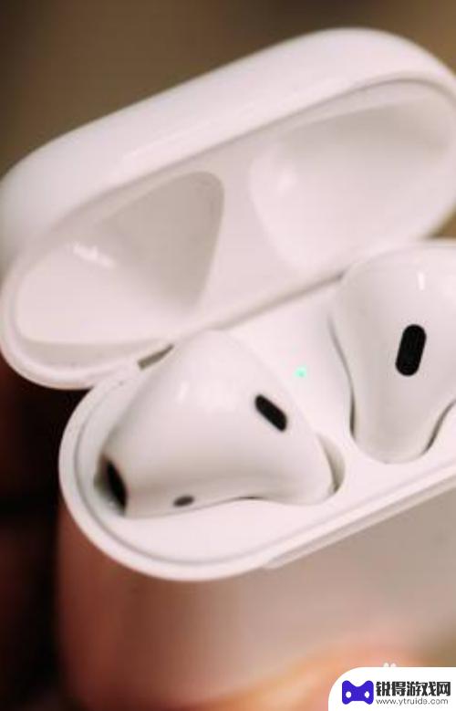 蓝牙耳机怎么连接另外一个苹果手机 一副AirPods如何配对两台iPhone