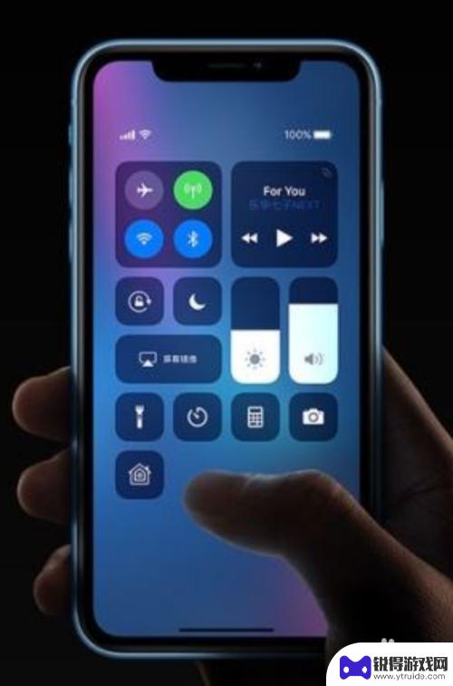 蓝牙耳机怎么连接另外一个苹果手机 一副AirPods如何配对两台iPhone