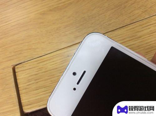手机缝里的脏东西是什么 手机缝隙里的灰尘怎么清理