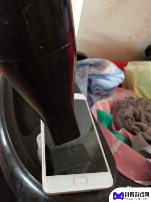 手机进水一直反复重启怎么处理 手机受潮后不停重启怎么办