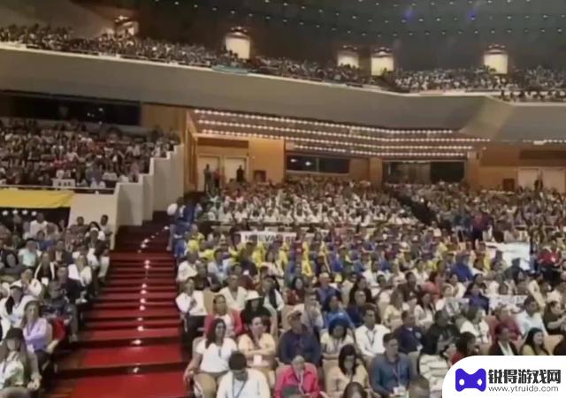 委内瑞拉总统马杜罗展示华为Mate X6，夸赞其为全球最领先的智能手机