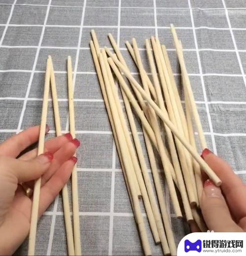 如何用筷子制作手机 简易一次性筷子手机支架制作步骤