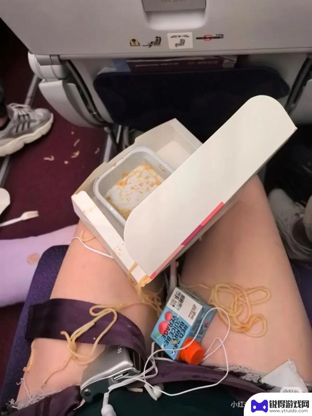 上海飞深圳航班突遇剧烈颠簸，食物、手机等物品飞散！航空公司紧急回应
