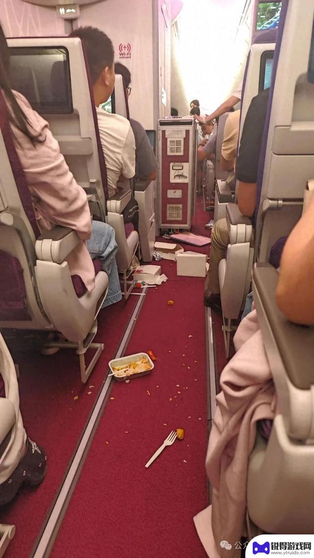 上海飞深圳航班突遇剧烈颠簸，食物、手机等物品飞散！航空公司紧急回应